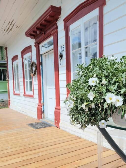 Om Chalet 1 Avec Spa Face Au Fleuve Saint-Jean 외부 사진