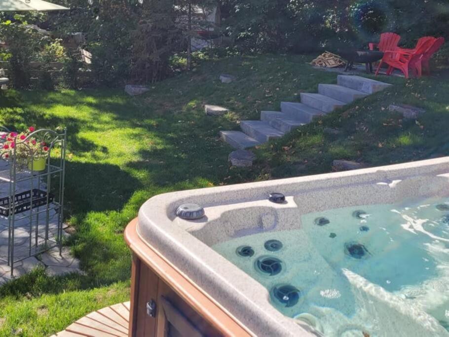 Om Chalet 1 Avec Spa Face Au Fleuve Saint-Jean 외부 사진