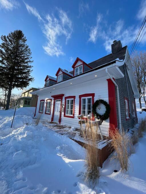 Om Chalet 1 Avec Spa Face Au Fleuve Saint-Jean 외부 사진