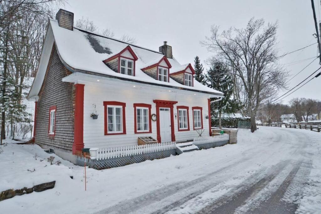 Om Chalet 1 Avec Spa Face Au Fleuve Saint-Jean 외부 사진