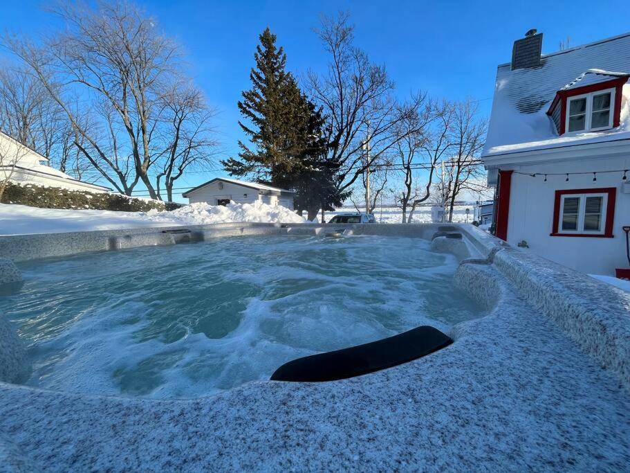 Om Chalet 1 Avec Spa Face Au Fleuve Saint-Jean 외부 사진